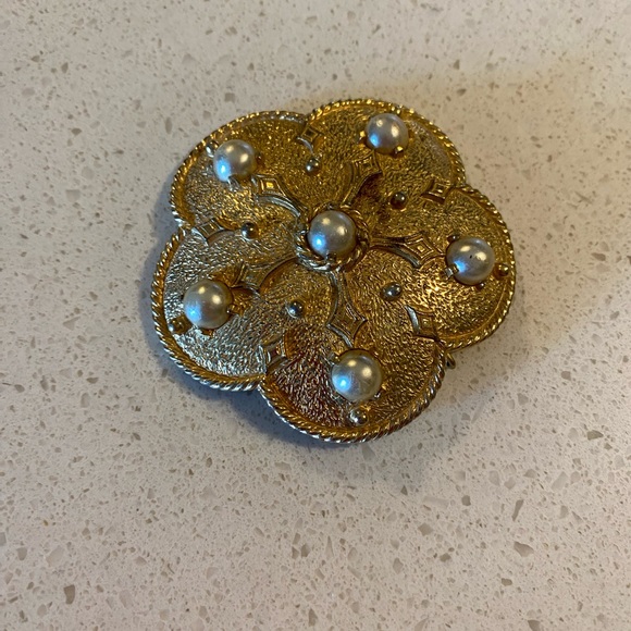 Brooch in gold tone with pearls shaped like a poppy. Can be worn as a necklace - Picture 5 of 10